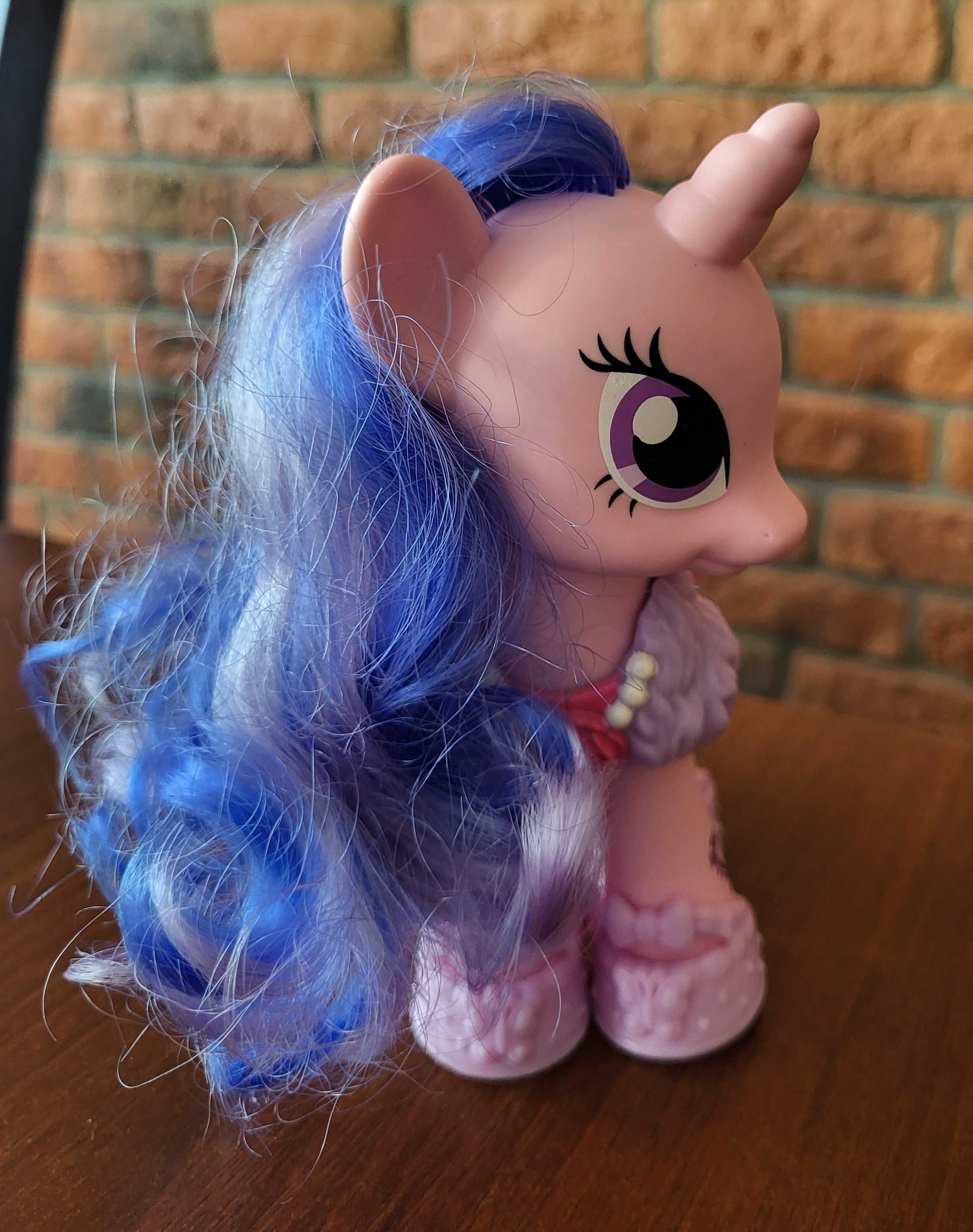 Kucyk Pony, z akcesoriami do ubioru.