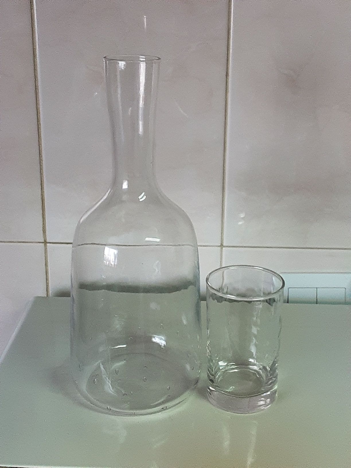 Garrafa com copo para água em vidro  com design bonito pintinhas na G