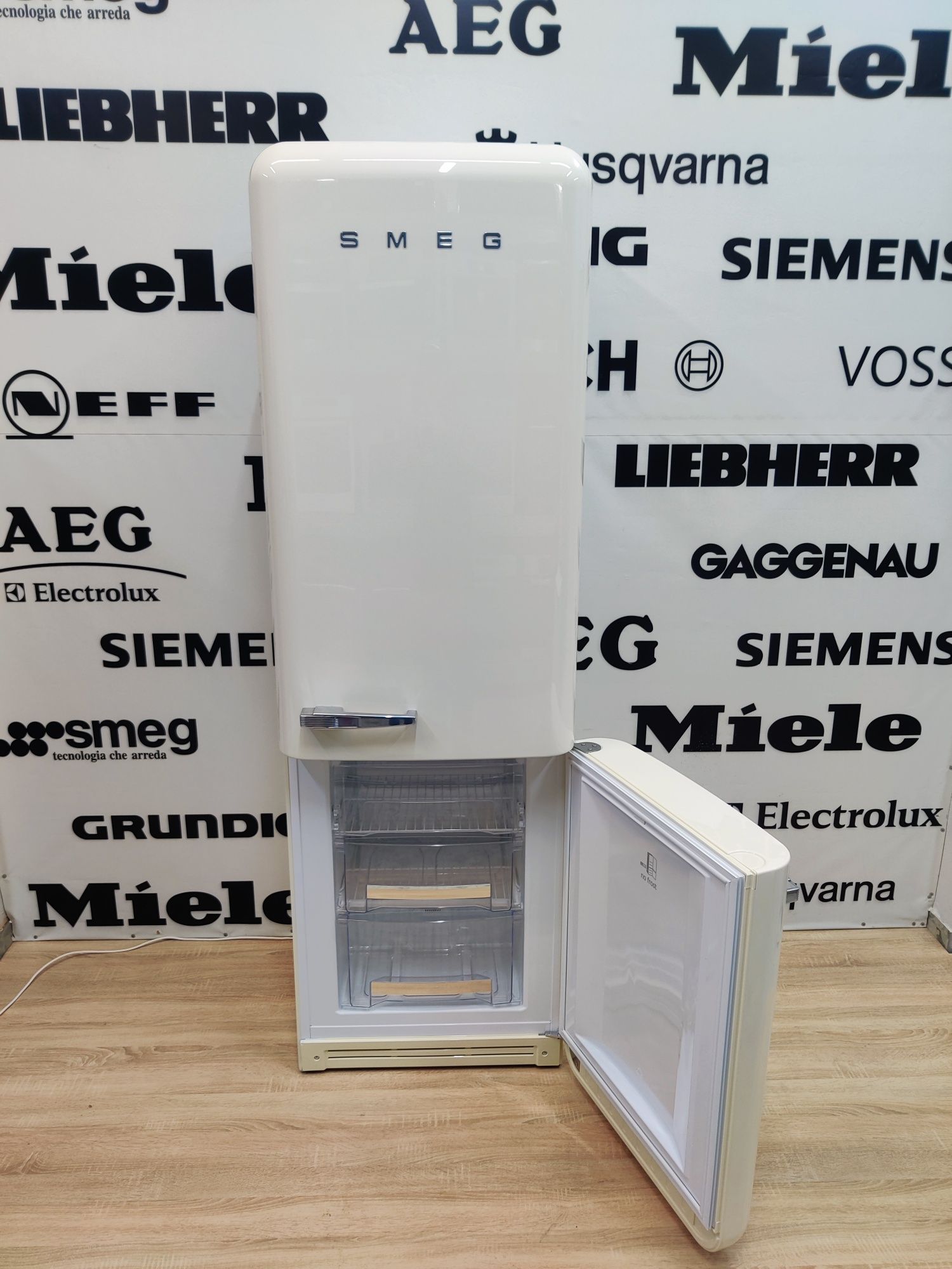 Холодильник SMEG™ Delicate Beige. Бежевый. Супер состояние! Итальянец.