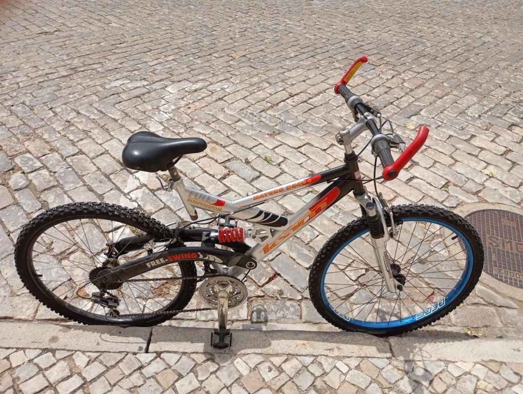 Bicicleta cinza e vermelho roda 26