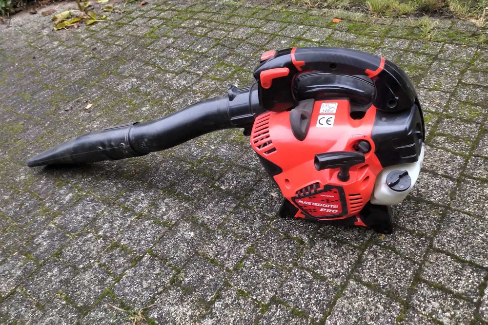 Spalinowa dmuchawa i odkurzacz do liści