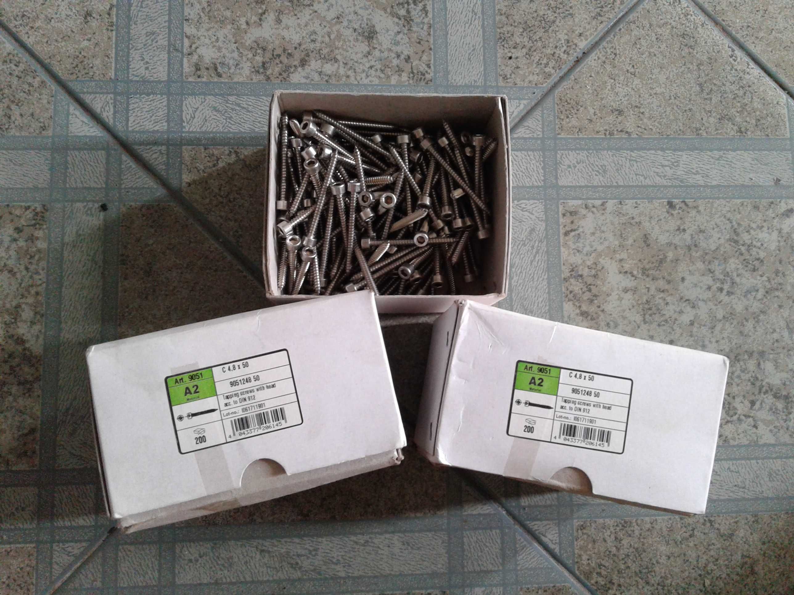 Buchas de nylon, parafusos de sextavada interior e anilhas aço inox