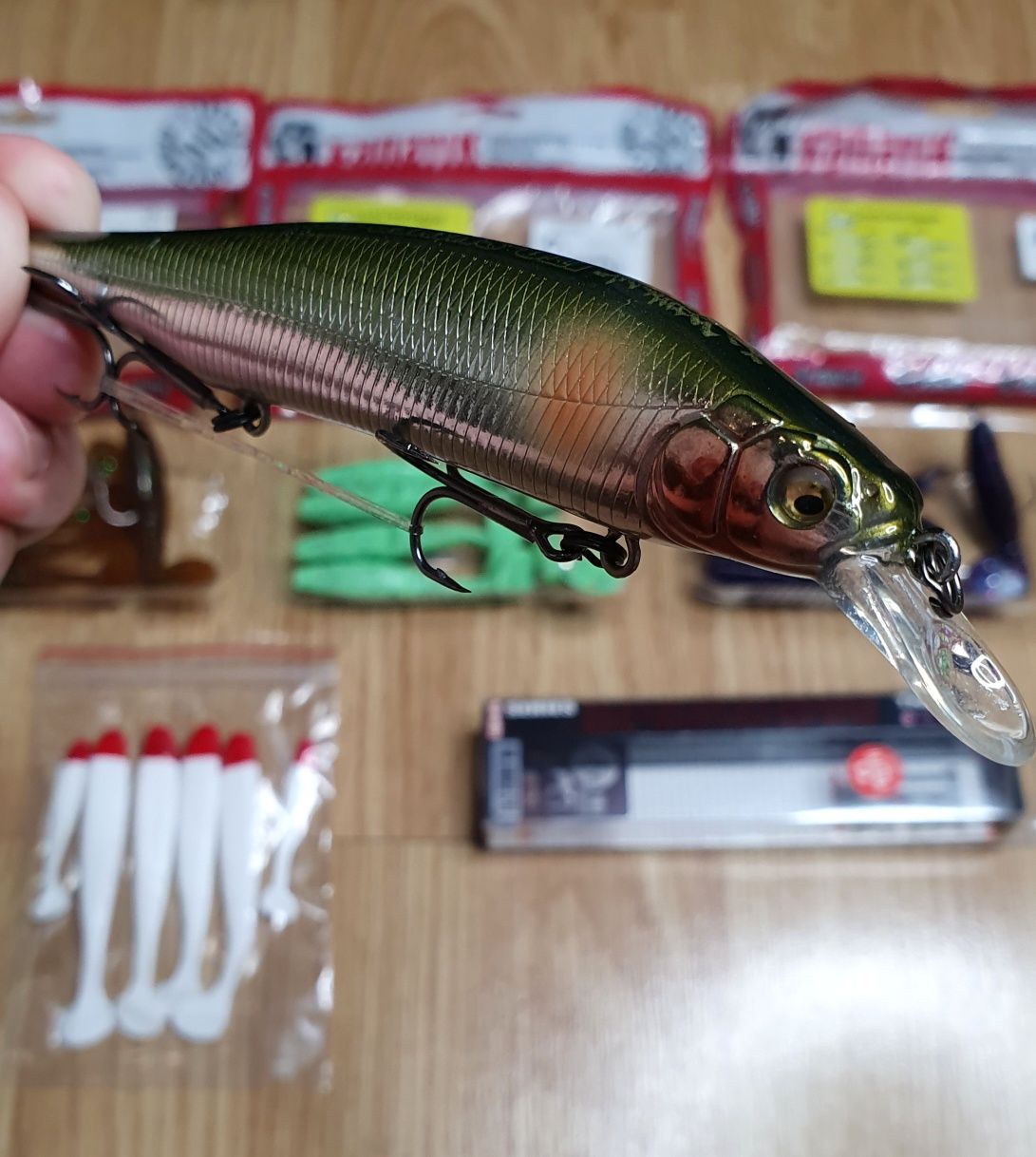Воблер Bearking Ito Shiner 115S + Набір селикону FANATIK BANDIT 2.9.