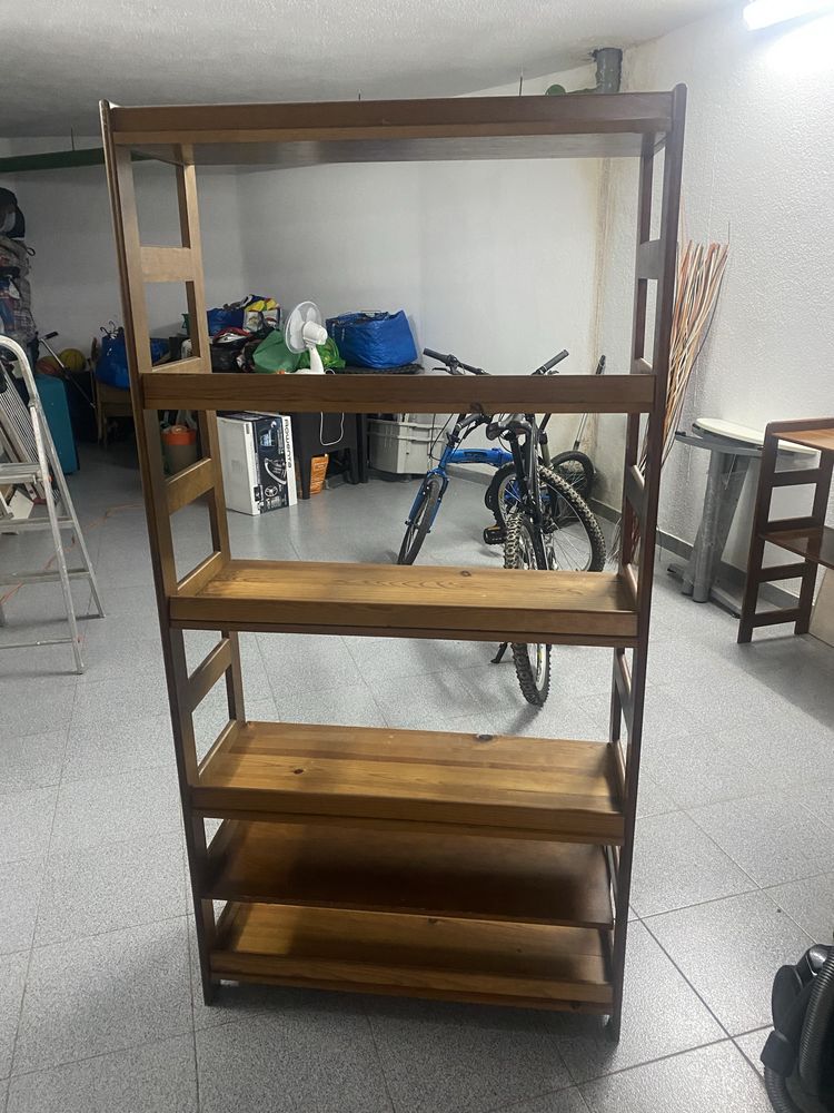 Estante em madeira  altura 1,66 cm altura , largura 86 cm , fundo 32cm