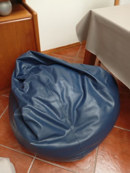 Vendo 2 sofás como novos em pele e respetivo puff