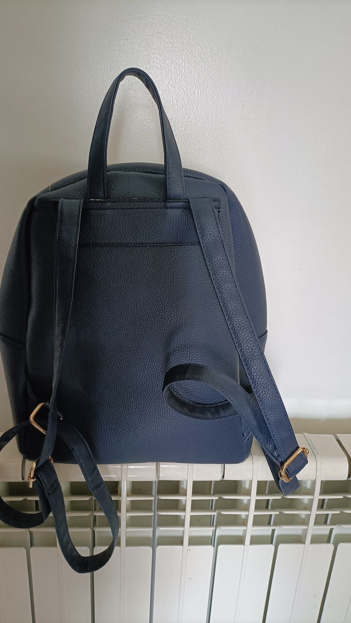 Mochila azul escura, branco e vermelha