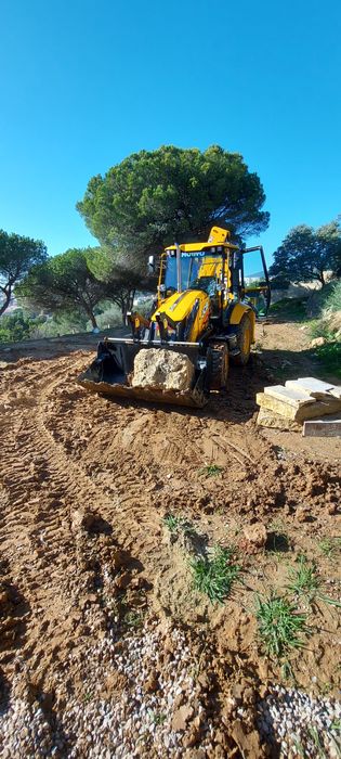 Serviço de retroescavadora e mini giratória de 9 toneladas
