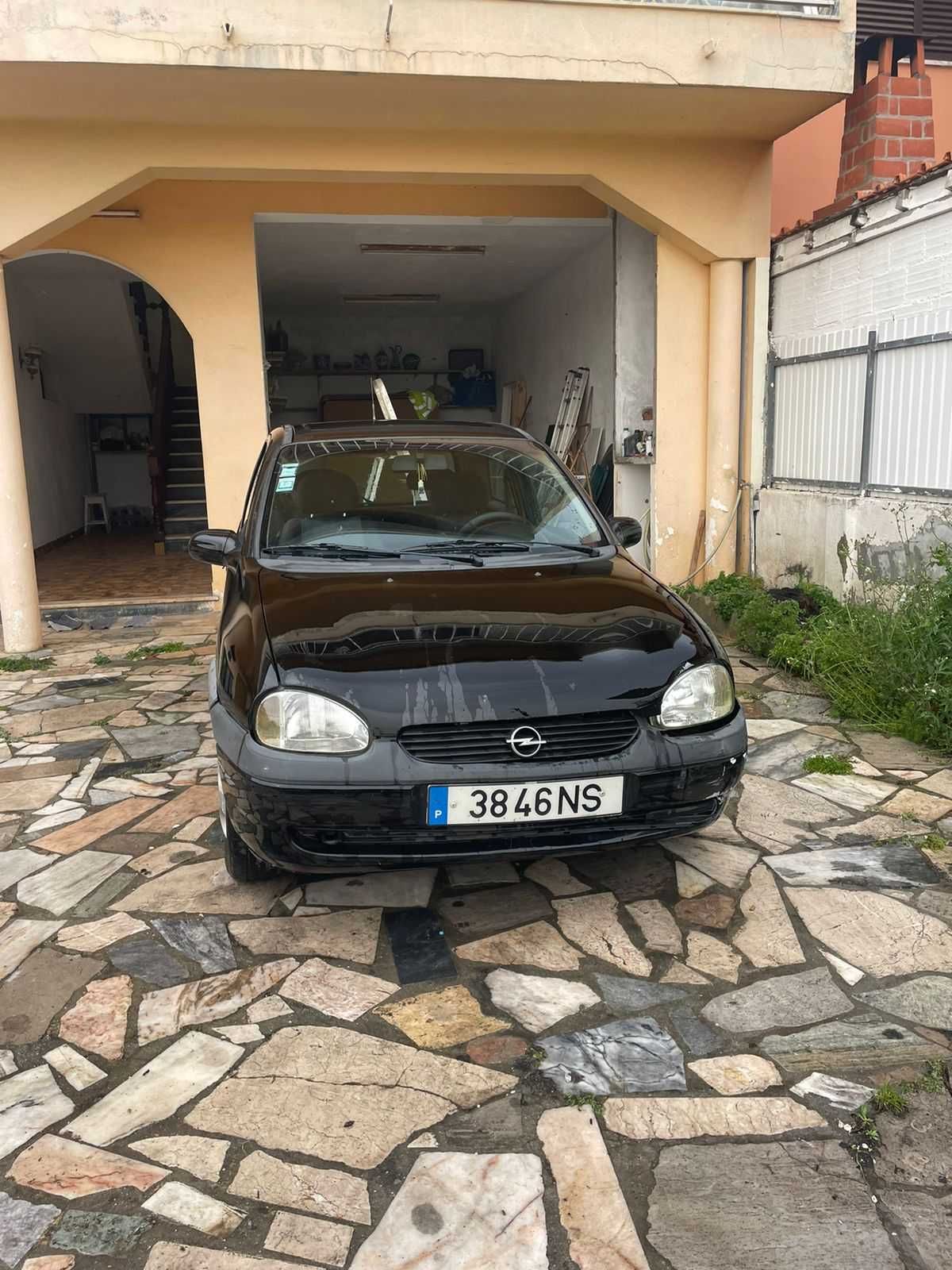 Opel corsa em bom estado motor fiável, vende ou troco por moto.