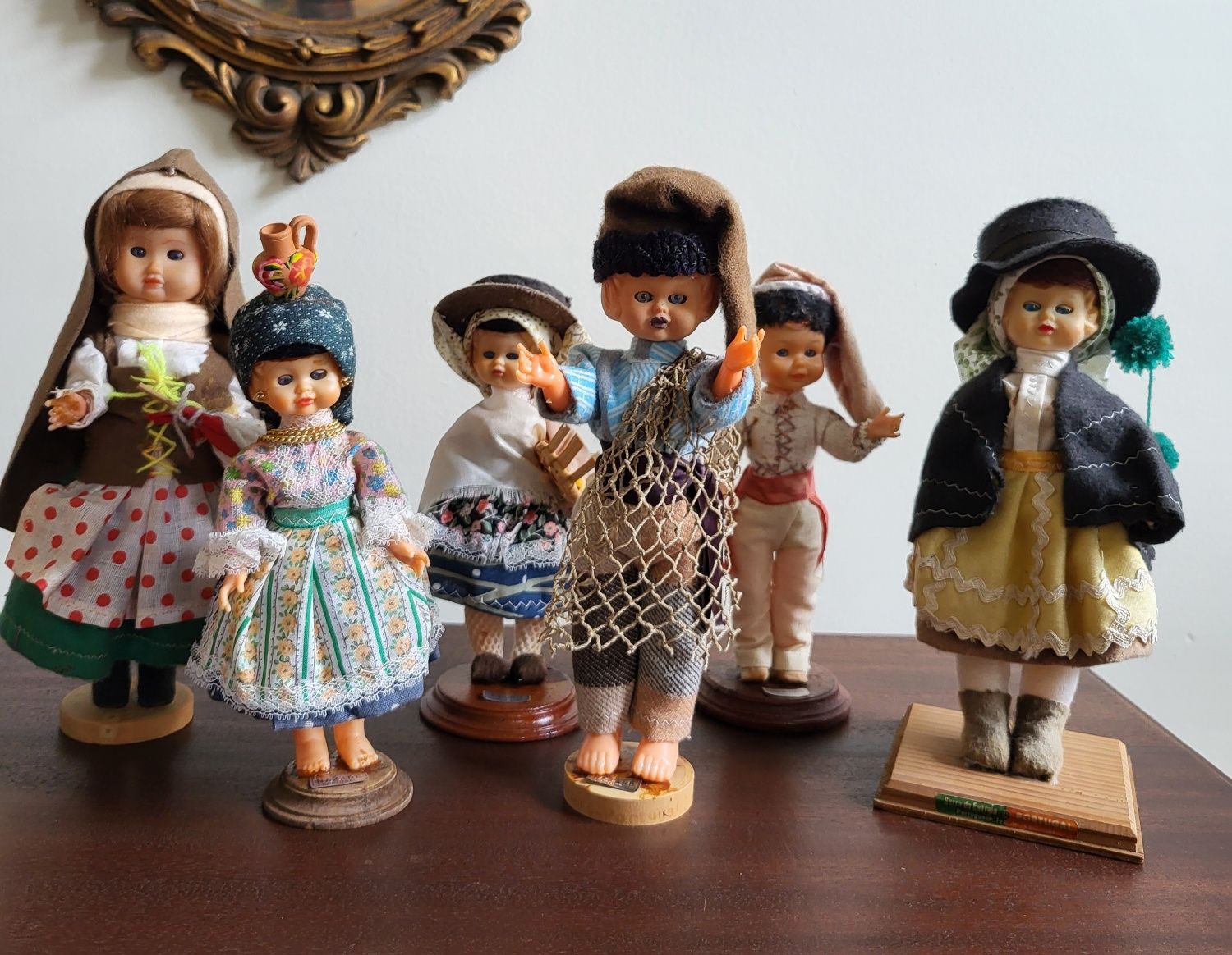 Antigos bonecos com traje típico de várias cidades/regiões de Portugal