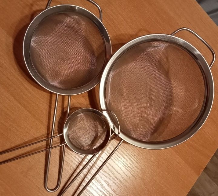 Zestaw trzech nowych metalowych Sitek do prac w kuchni