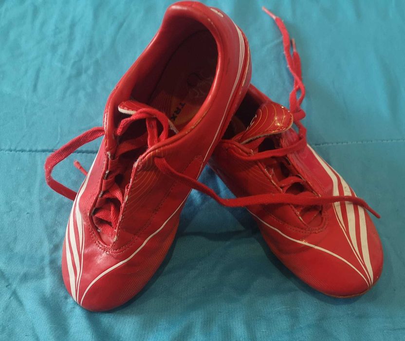 Chuteiras Adidas F10 criança, tam 33