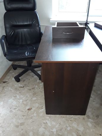 Стол письменный, офисный в хорошем состоянии