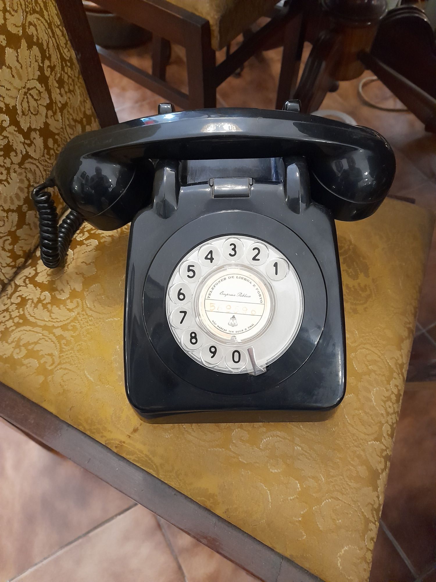 TELEFONE Preto e cinzento disco/discar anos 50 baquelite e 70 plástico