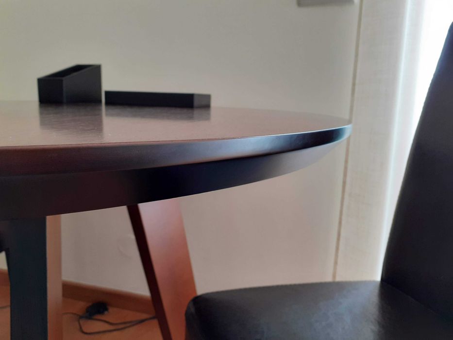 Mesa de apoio em madeira maciça + cadeiras