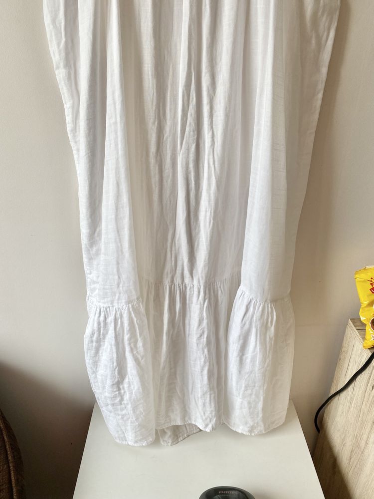 Biała bawełniana sukienka maxi guziki falbana muslinowa