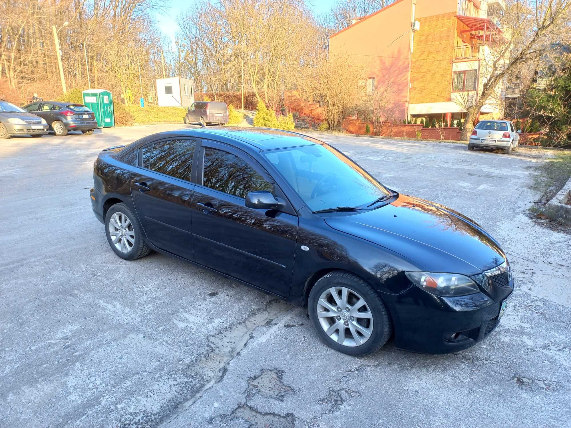 Mazda 3: 1,6 бензин на автоматі, 2007 року, пробіг 194 000 кілометрів.