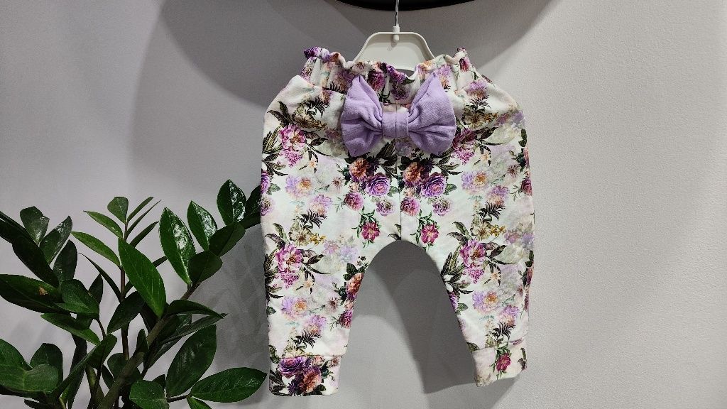 Spodnie niemowlęce w rozmiarze z metki 68 kwiatuszki lawendowa kokarda