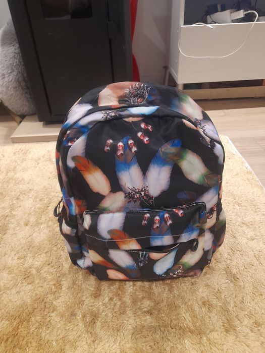 Mochila escolar nova com etiqueta.