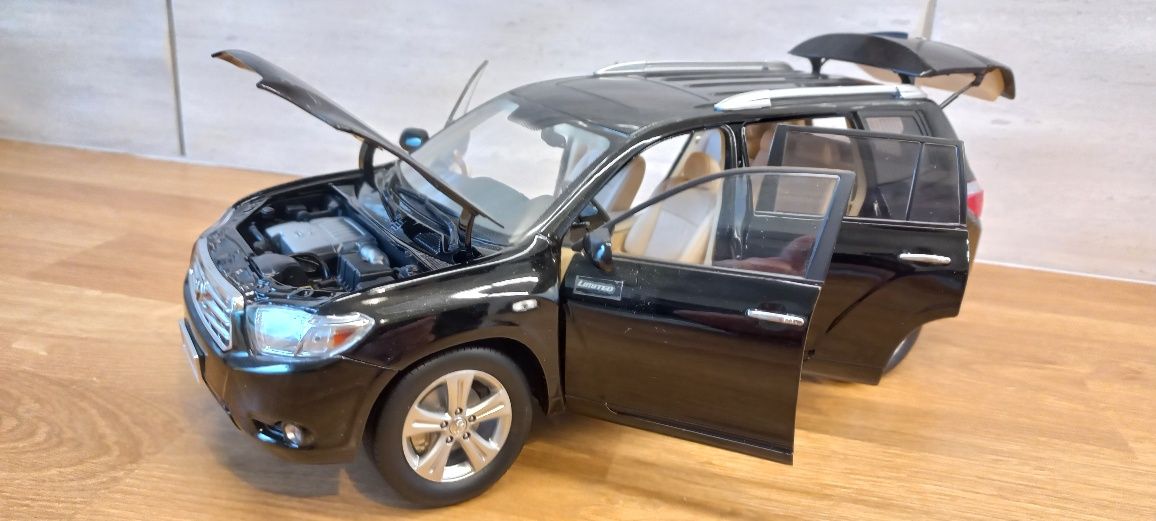 Model Toyota Highlander skala 1:18