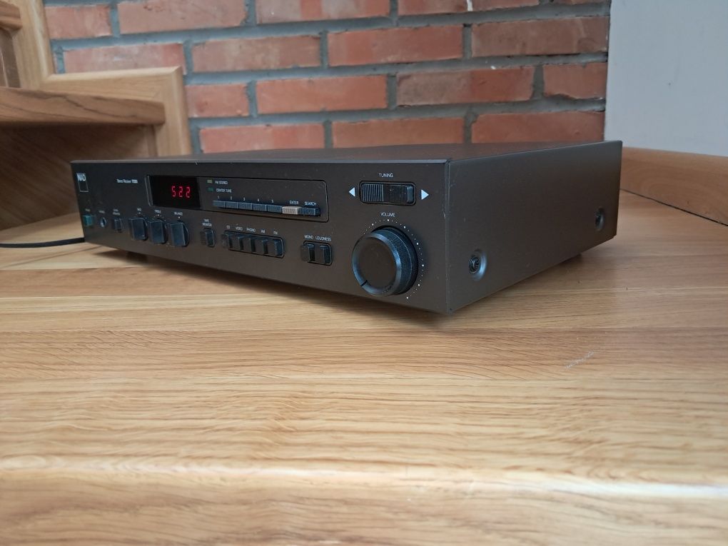 Amplituner NAD 7020i