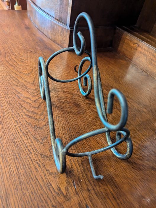 Mosiężny stojak na wino