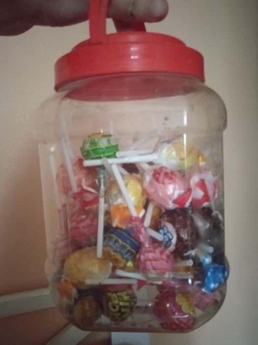 На палочці chupa chups  та lollypop