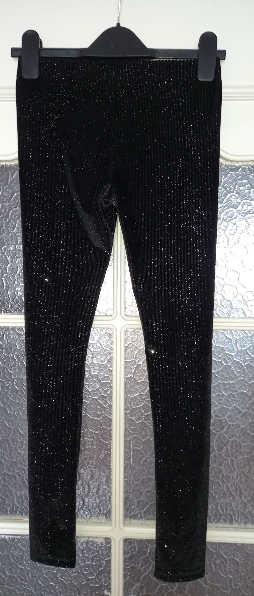 Czarne prążkowane leginsy z drobinkami srebrnego brokatu r 140cm Girls