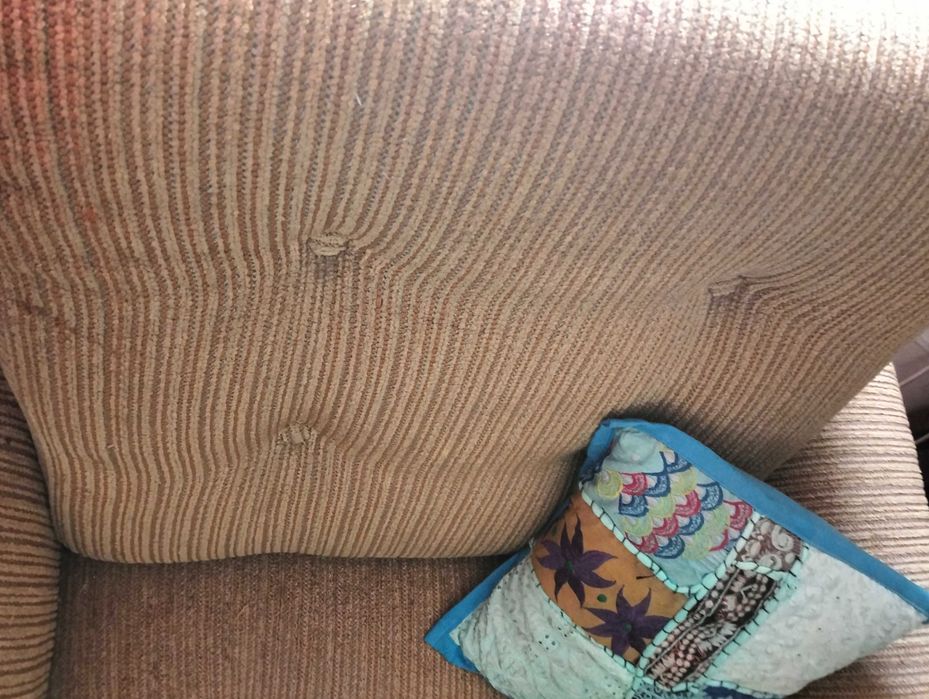 POLTRONA VINTAGE /SOFÁ, padrão riscado - Muito confortável.