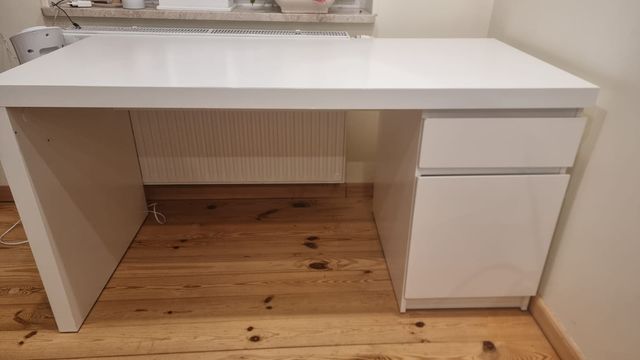 Białe biurko Ikea Malm