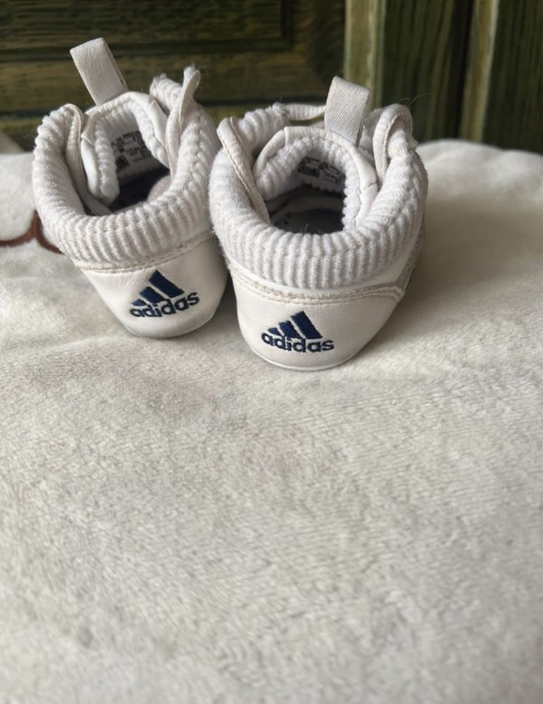 Pierwsze buciki niechodki dla niemowlaka adidas