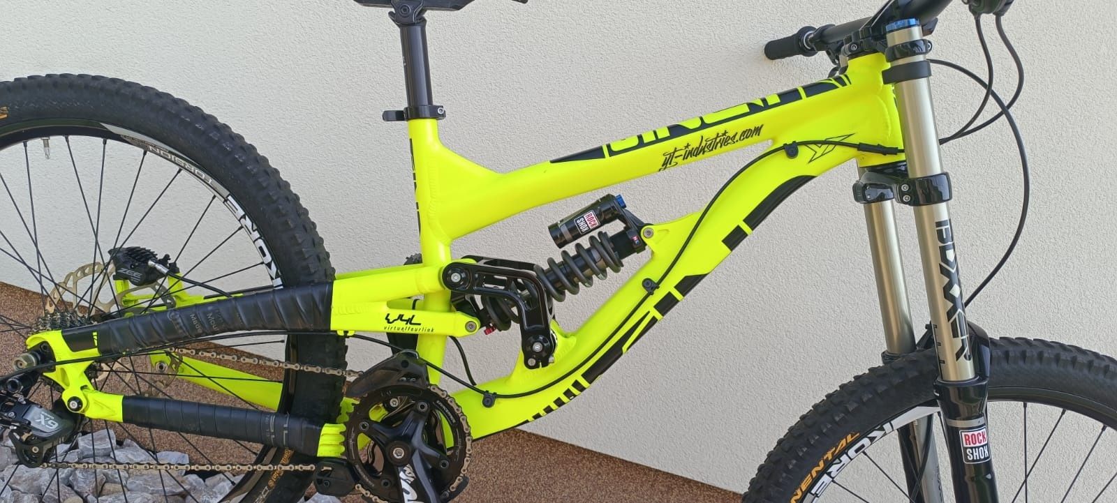 Rower zjazdowy YT TUES Downhill DH
