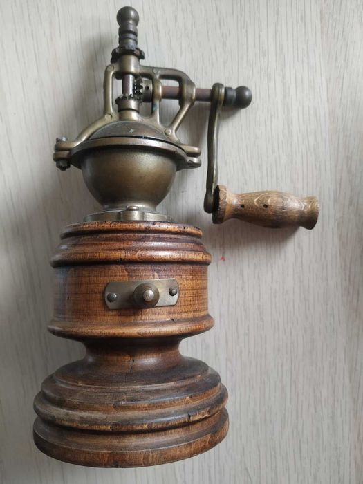 Винтажная деревянная мельница