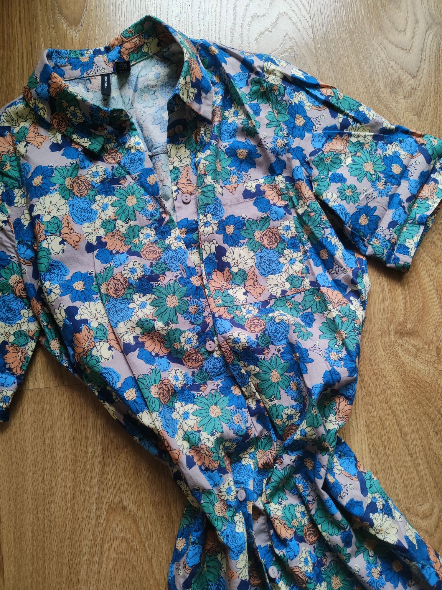 Vero Moda sukienka midi letnia w kwiatowy print szmizjerka na guziki