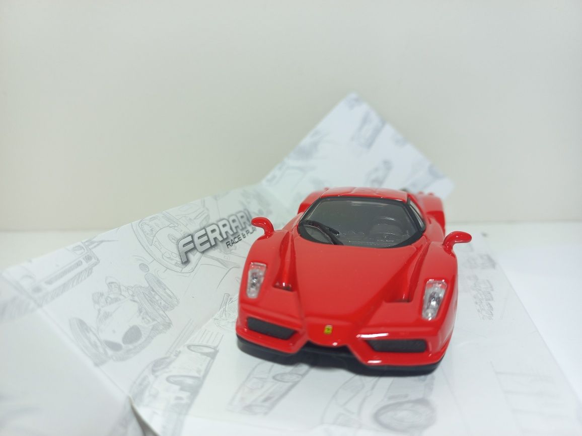 Bburago auto z napędem Enzo Ferrari,skala 1:43