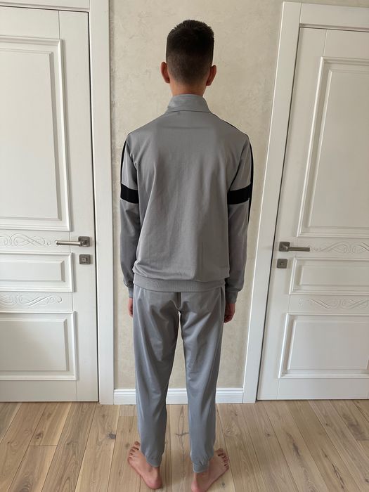Чоловічий спортивний костюм