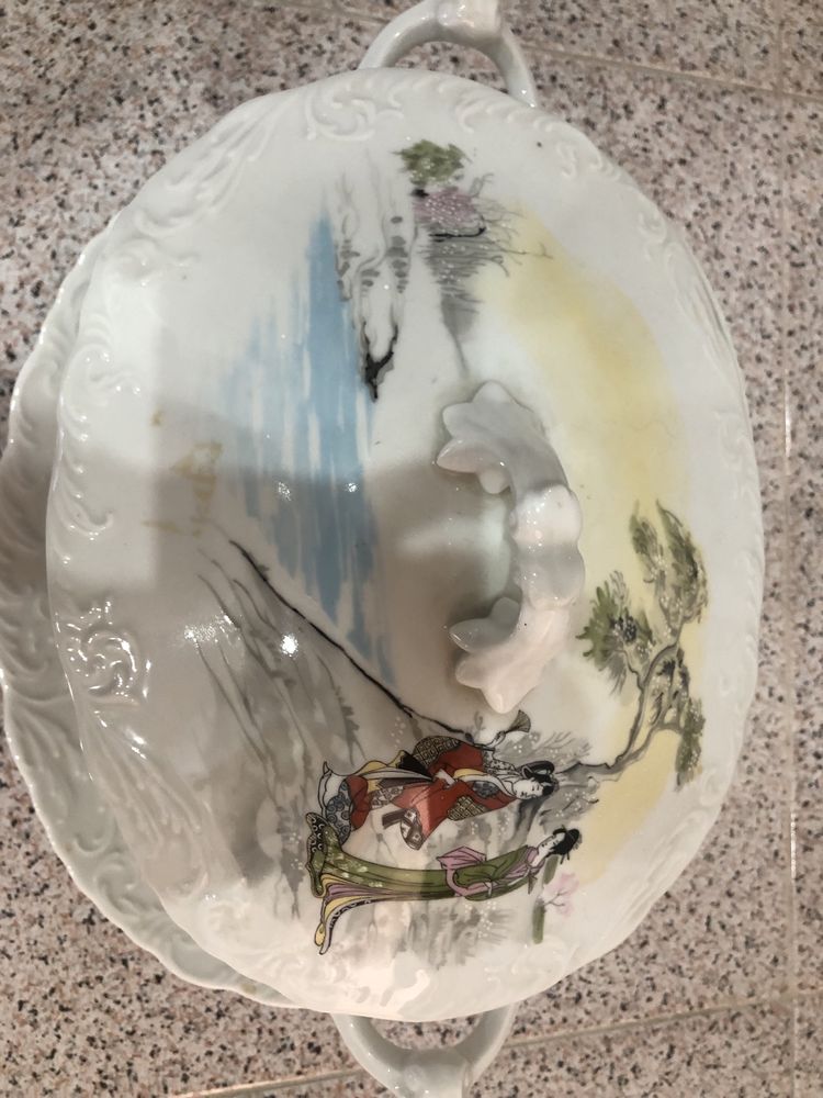 Terrina em porcelana portuguesa