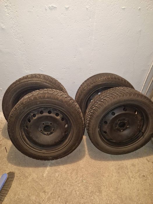 Opony zimowe na felgach stalowych r16