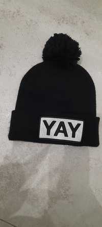 Czarna czapka z pomponem YAY
