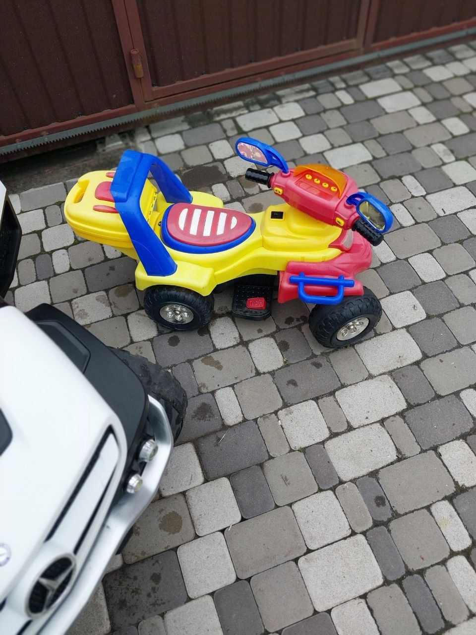 Продам дитячий автомобіль