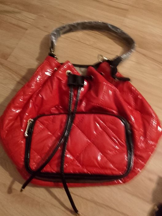 Nowa pikowana torebka listonoszka czerwona typu worek