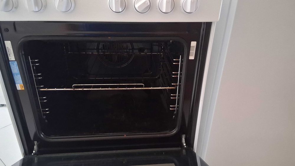 Fogão Indesit com acessórios - em ótimo estado