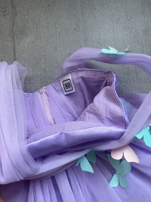 Розкішна бузькова сукня з метеликами на 1 рік