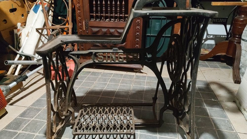 Máquina de cozer cabedal antiga, marca "Singer"
