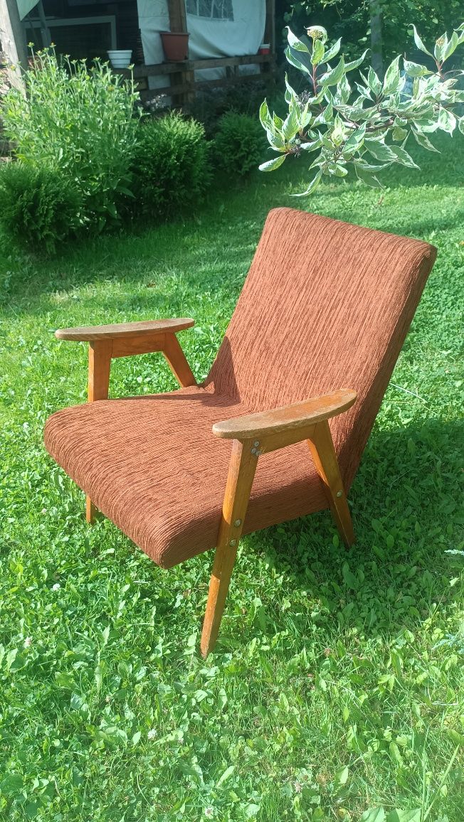 Ретро відпочинкове старовинне крісло