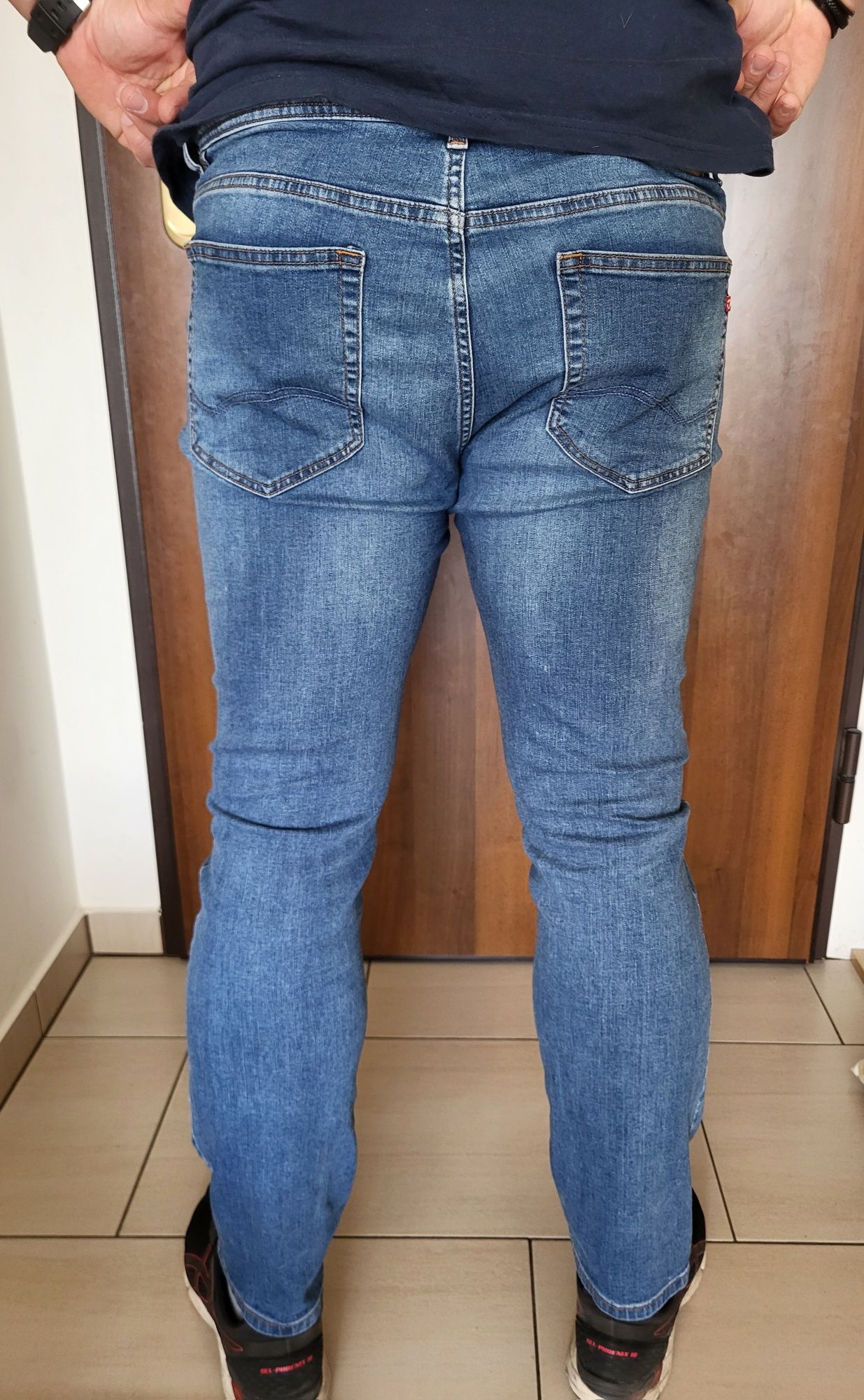 Niebieskie jeansy spodnie męskie