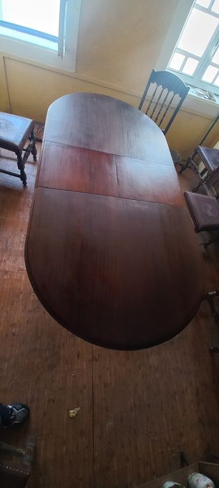 Mesa de sala , com 8 cadeiras algumas danificadas