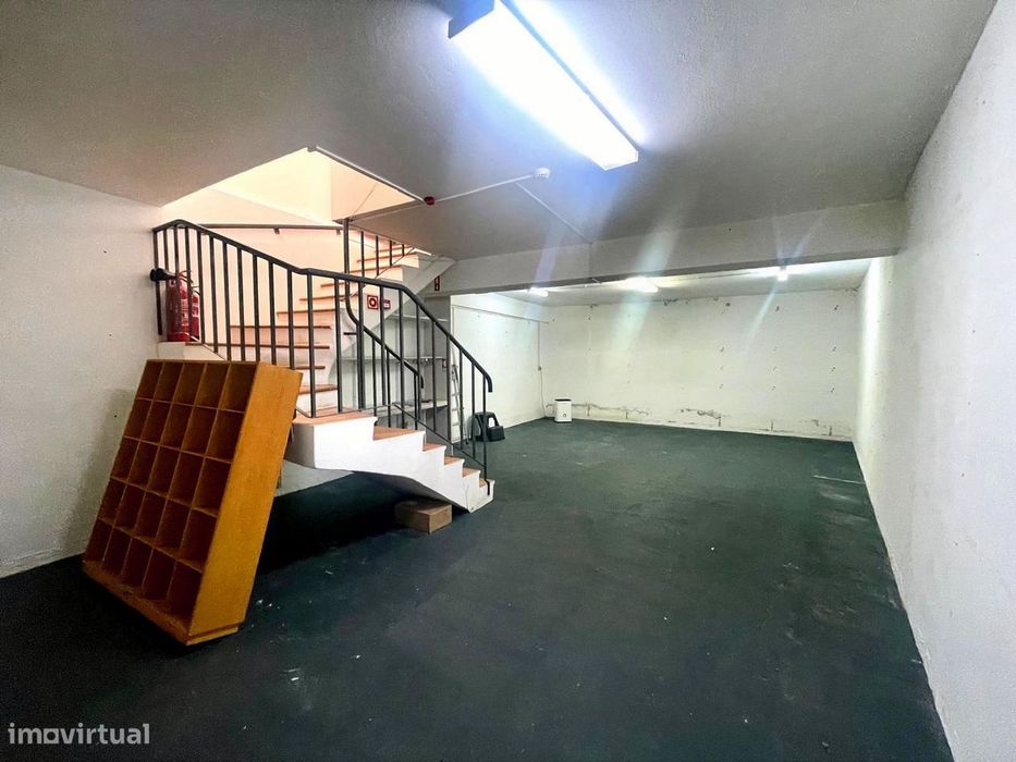 Loja frente à rua da Oura em Albufeira