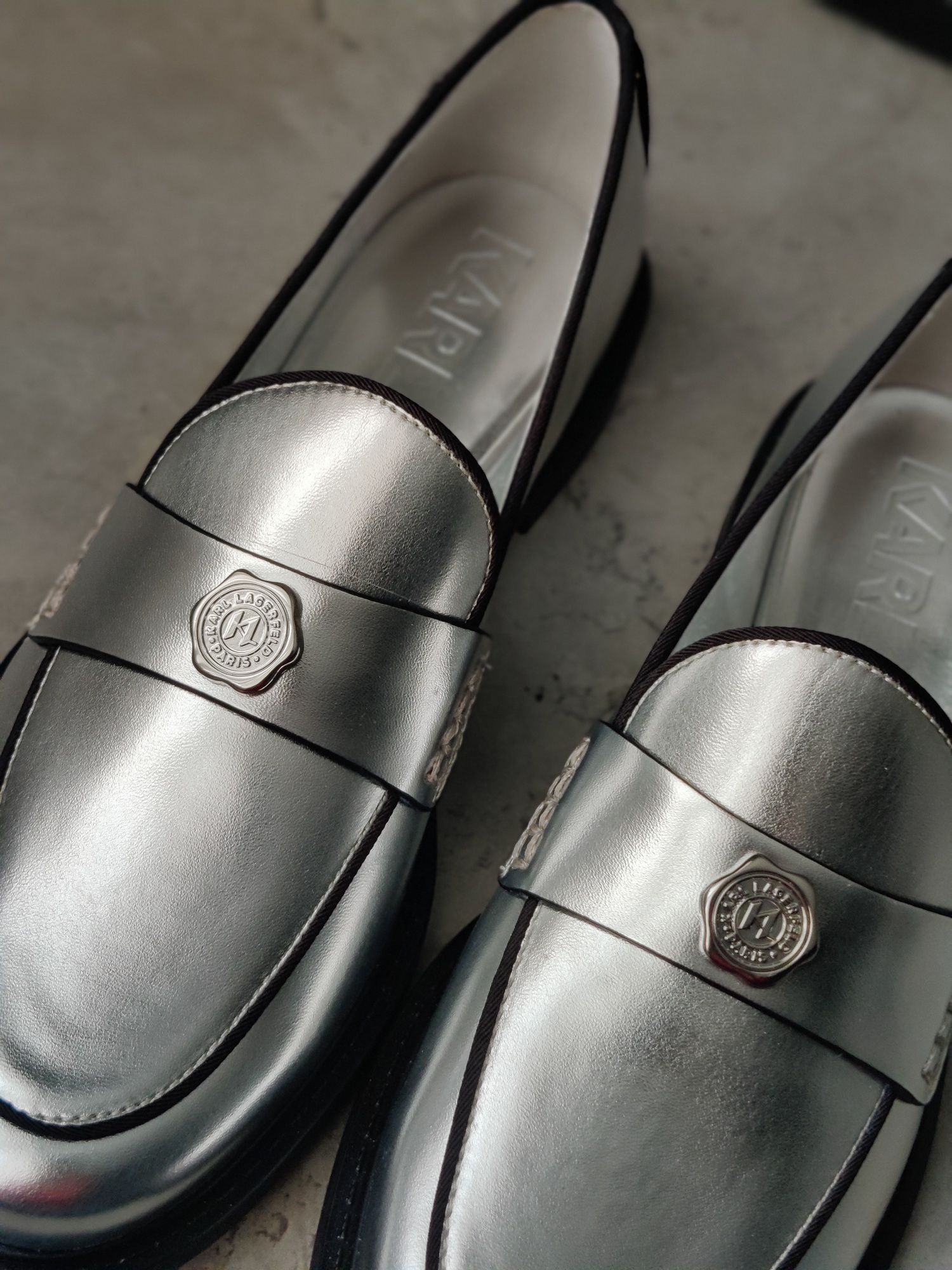 Срібні лофери бренд Karl Lagerfeld розмір US 7.5