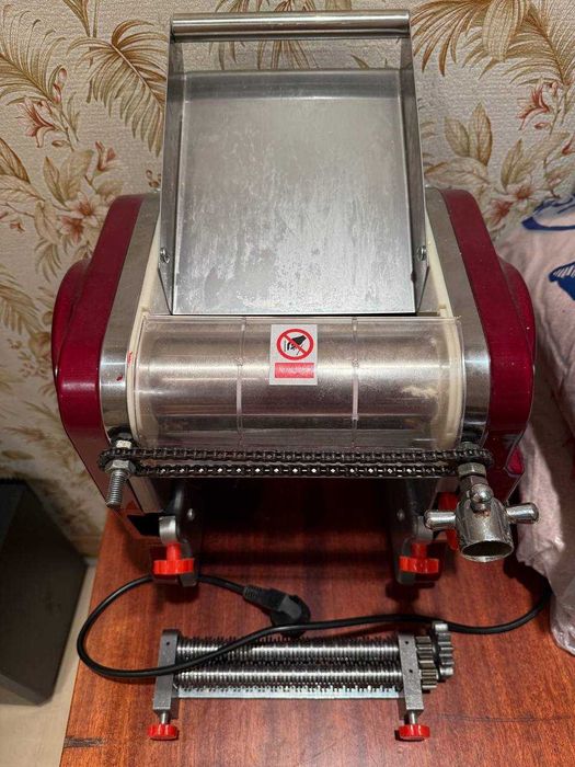 Электрическая тестораскатка-лапшерезка GoodFood NM200M RED