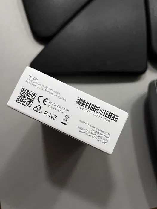Холодный кошелек Ledger Nano X для хранения криптовалюты.